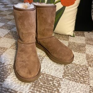 UGG Classic Short Chestnut Size 6